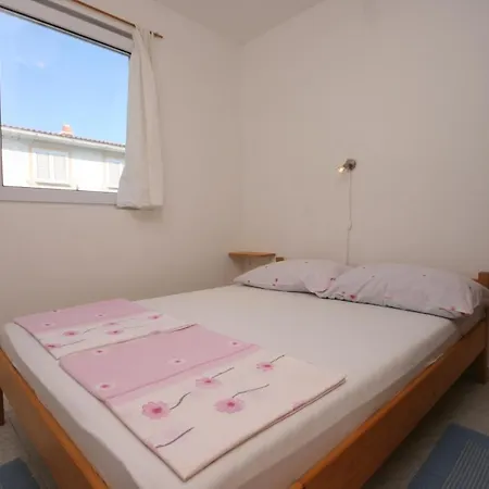 Apartments With Parking Space Mandre, Pag - 6405 Kolan